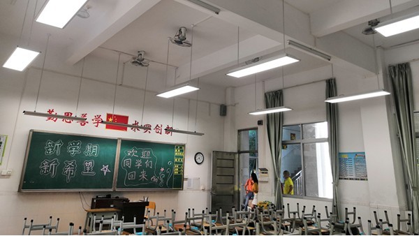 熒光燈嚴(yán)重危害學(xué)生的視力健康，教室照明需要用護(hù)眼教室燈具