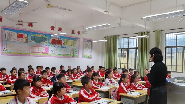 維格教育照明，教室護眼燈，打造健康學習環(huán)境！