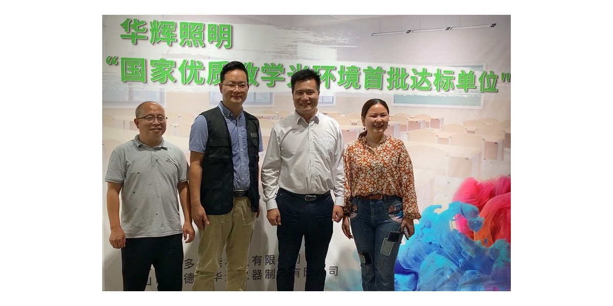 勒流街道辦事處伍主任和勒流市監(jiān)局溫副局長(zhǎng)蒞臨我司考察智能教室項(xiàng)目