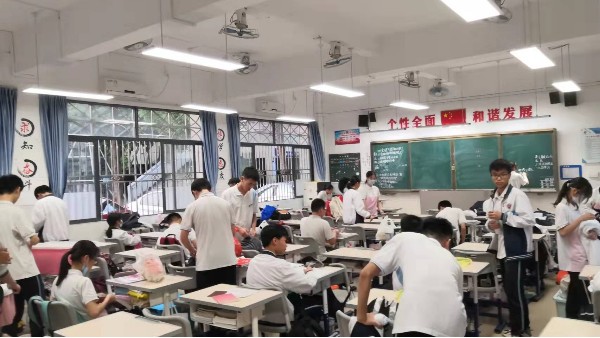 維格教育照明：點(diǎn)亮知識(shí)的曙光，黑板燈的專業(yè)選擇
